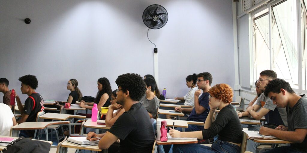 diploma-de-ensino-superior-pode-mais-que-dobrar-salario-no-brasil