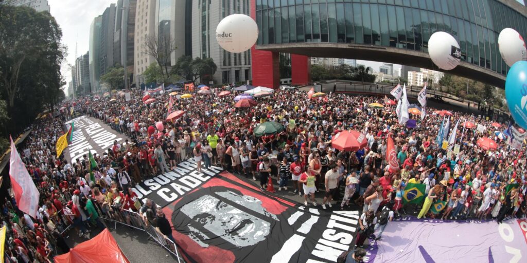 em-todo-pais,-milhares-protestam-contra-anistia-e-pec-da-blindagem