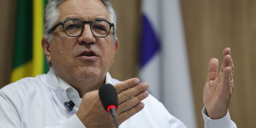 “nao-vamos-negar-aos-nossos-filhos-o-direito-a-vacina”,-diz-padilha
