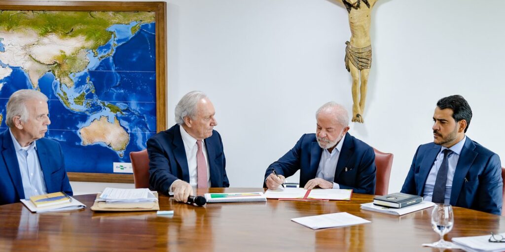 lula-assina-pl-antifaccao,-que-cria-banco-nacional-de-rastreamento