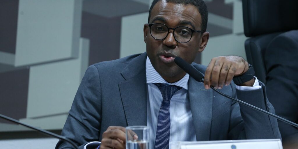 diretor-do-bc-diz-a-pf-que-master-tinha-so-r$-4-milhoes-em-caixa