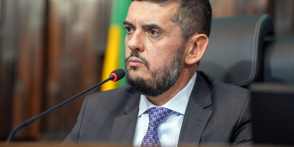 afastado-da-presidencia-pelo-stf,-bacellar-renova-licenca-na-alerj