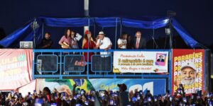 lula-e-eleitores-idosos-se-emocionam-em-“festa-de-aniversario”