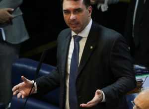 defesa-de-flavio-bolsonaro-tentou-levar-caso-dark-horse-a-mendonca