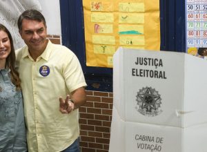 ao-votar-no-rio-de-janeiro,-flavio-diz-que-representa-a-mudanca