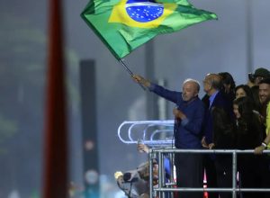 em-festa-da-vitoria,-lula-pede-que-publico-cante-hino-da-independencia