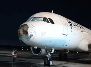 o-aviao-da-latam-teve-um-dos-motores-parte-da-fuselagem-o-nariz-e-o-para-brisa-avariado-pela-tempestade-de-granizo-1666903978040_v2_3x4